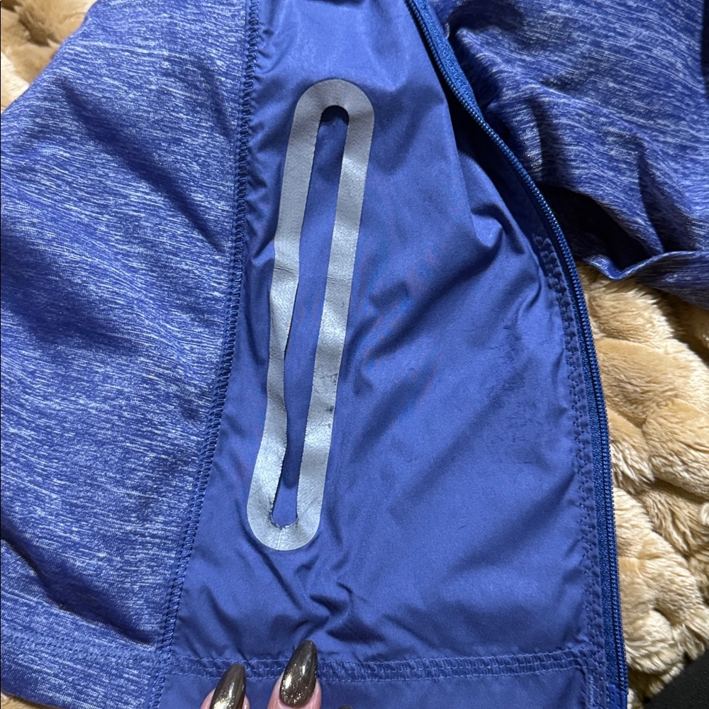 Lululemon Run: Featherweight Hybrid Jacket
Royalty size 4 - Picture 16 of 16